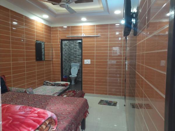 Room in Guest room - Posh Foreigner Place Luxury Room In Lajpat Nagar : photo 1 de la chambre  chambre triple