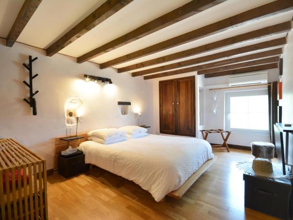 chambres d hotes Le Mas Julien piscine chauffée adult only : photo 3 de la chambre petite chambre double