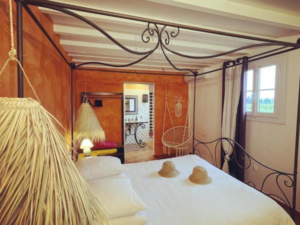 chambres d hotes Le Mas Julien piscine chauffée adult only : photo 4 de la chambre chambre double - vue sur jardin (titouan)