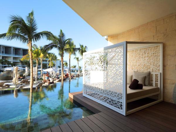 TRS Coral Hotel - Adults Only - All Inclusive : photo 2 de la chambre suite junior - accès direct à la piscine