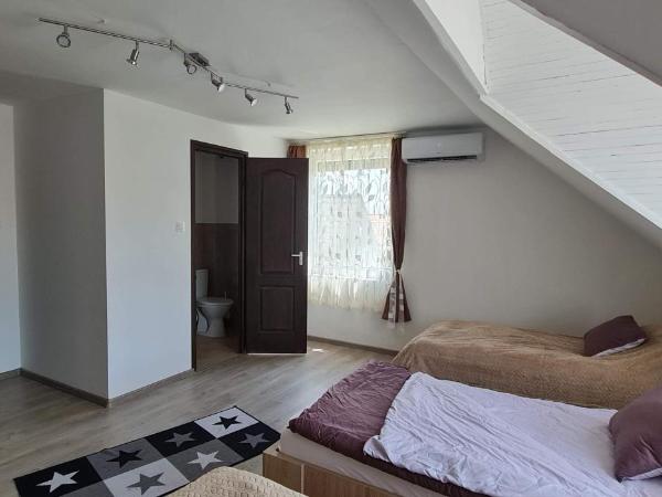 Arató Vendégház : photo 4 de la chambre chambre triple - vue sur ville