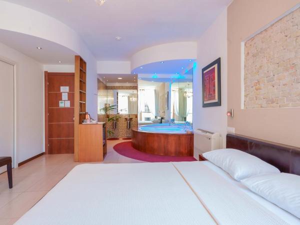Le Suite Sul Corso : photo 8 de la chambre chambre lit queen-size avec baignoire spa