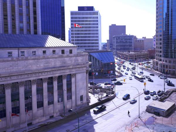 Fairmont Winnipeg : photo 4 de la chambre chambre lit queen-size - vue sur ville