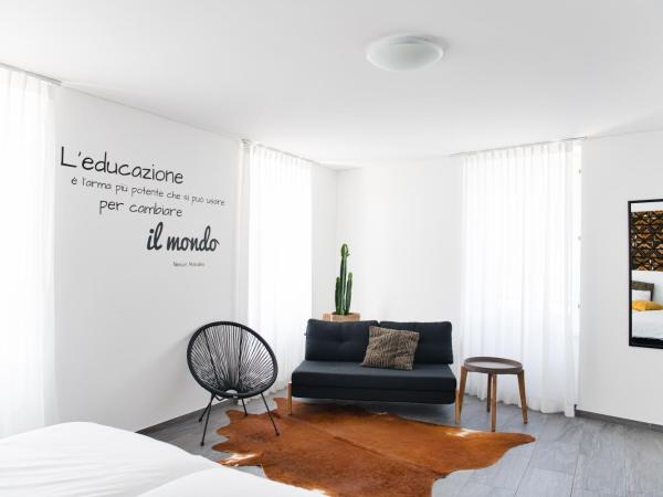 Salotto Brè - Bed & Breakfast charming rooms : photo 2 de la chambre chambre familiale avec salle de bains privative