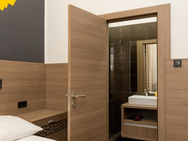 E14 Design Hostel : photo 10 de la chambre chambre double avec salle de bains privative