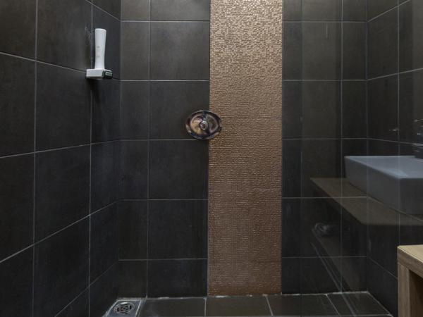 E14 Design Hostel : photo 1 de la chambre chambre triple avec salle de bains privative