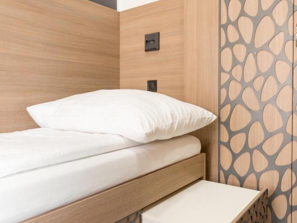 E14 Design Hostel : photo 8 de la chambre chambre quadruple avec salle de bains commune