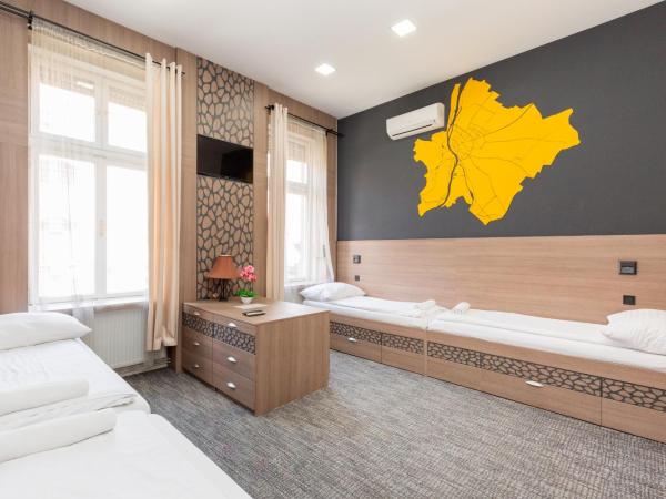 E14 Design Hostel : photo 5 de la chambre chambre quadruple avec salle de bains commune