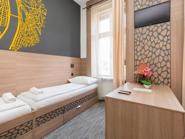 E14 Design Hostel : photo 2 de la chambre chambre quadruple avec salle de bains commune