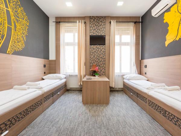 E14 Design Hostel : photo 9 de la chambre chambre quadruple avec salle de bains commune