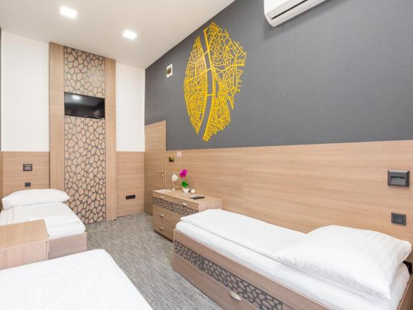 E14 Design Hostel : photo 4 de la chambre chambre triple avec salle de bains commune