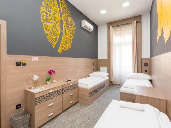 E14 Design Hostel : photo 3 de la chambre chambre triple avec salle de bains commune