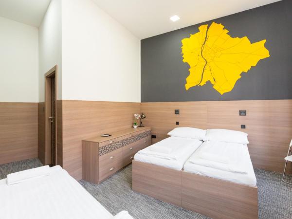 E14 Design Hostel : photo 8 de la chambre chambre triple avec salle de bains privative