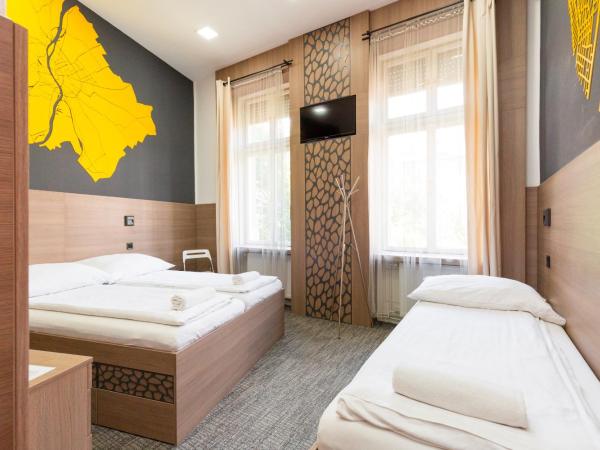 E14 Design Hostel : photo 3 de la chambre chambre triple avec salle de bains privative