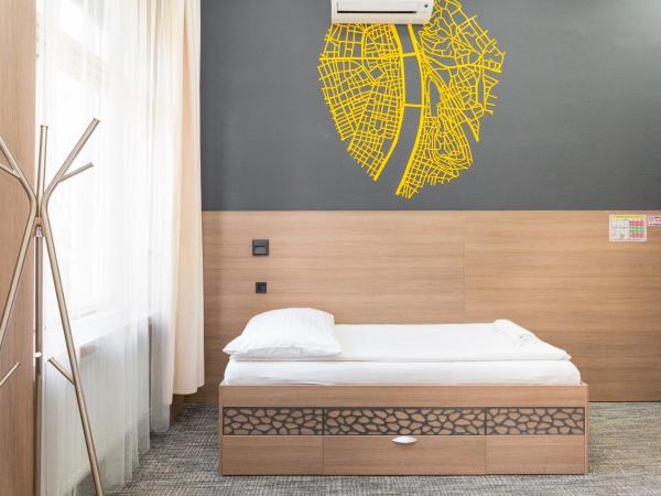 E14 Design Hostel : photo 9 de la chambre chambre triple avec salle de bains privative