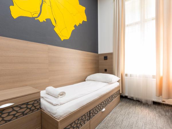 E14 Design Hostel : photo 6 de la chambre chambre lits jumeaux avec salle de bains commune