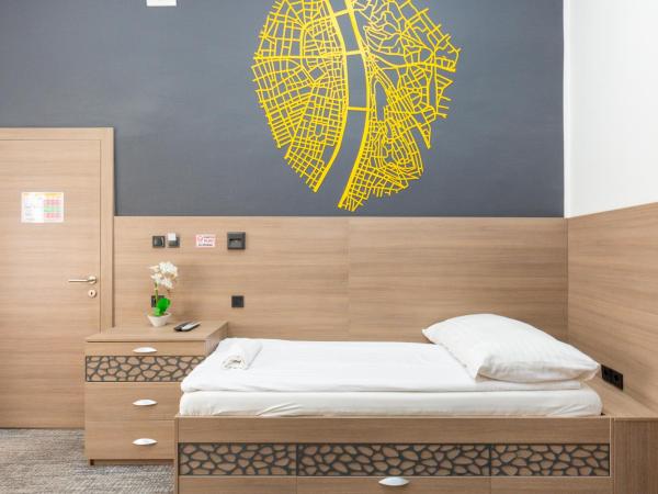 E14 Design Hostel : photo 5 de la chambre chambre lits jumeaux avec salle de bains commune