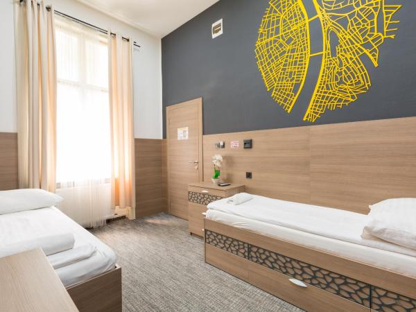 E14 Design Hostel : photo 4 de la chambre chambre lits jumeaux avec salle de bains commune