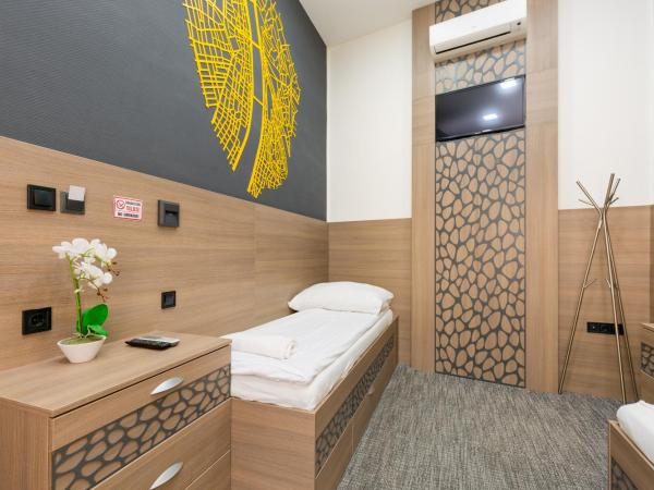 E14 Design Hostel : photo 1 de la chambre chambre lits jumeaux avec salle de bains commune