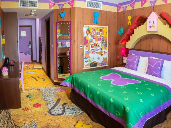 LEGOLAND Hotel Dubai : photo 1 de la chambre chambre entièrement axée sur le thème de friends avec accès gratuit au parc, petit-déjeuner, ateliers créatifs, chasse au trésor en chambre et activités pour enfants.