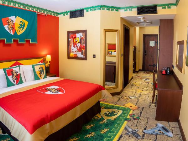 LEGOLAND Hotel Dubai : photo 1 de la chambre chambre axée sur le thème du royaume avec accès gratuit au parc, petit-déjeuner, ateliers créatifs, chasse au trésor en chambre et activités pour enfants.