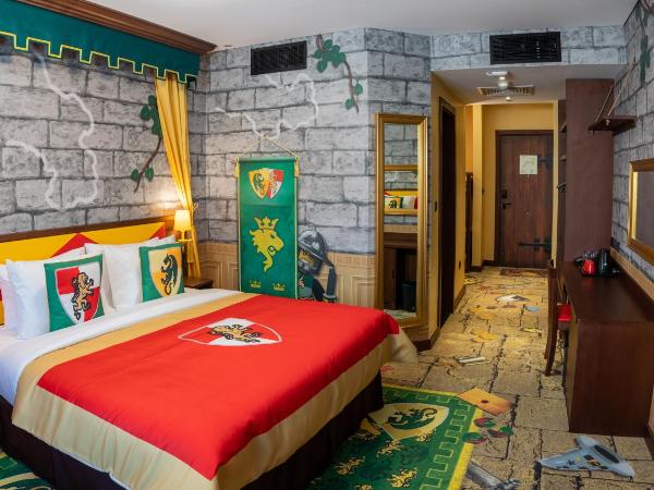 LEGOLAND Hotel Dubai : photo 1 de la chambre chambre entièrement axée sur le thème du royaume avec accès gratuit au parc, petit-déjeuner, ateliers créatifs, chasse au trésor en chambre et activités pour enfants.