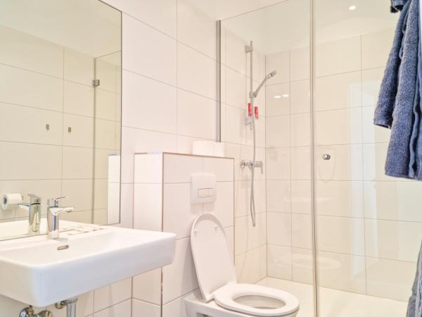 Pension Mozart - Newly Renovated : photo 5 de la chambre petite chambre double - vue sur cour ou lightshaft