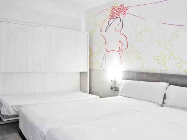 Ibis Styles Madrid Prado : photo 9 de la chambre chambre double avec lit d’appoint enfant