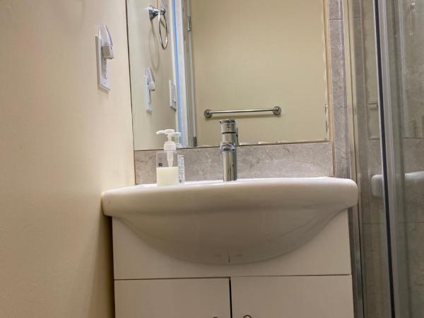 Richmond Vancouver Airport Comfy Home : photo 2 de la chambre chambre queen de luxe avec salle de bains privative