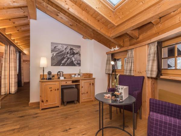 Hotel Bella Vista Zermatt : photo 1 de la chambre suite chalet avec chambres séparées et balcon