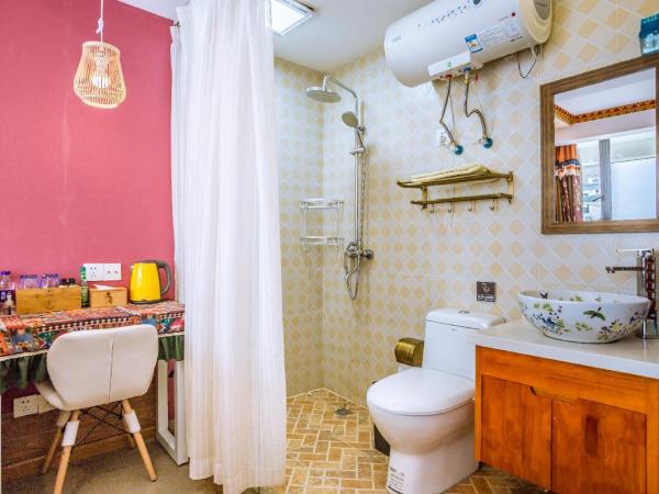 Hangzhou Citynest Music B&B 杭州栖息地音乐桌游民宿 : photo 1 de la chambre chambre lit king-size avec balcon