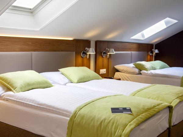 Campanile Martigny : photo 4 de la chambre chambre standard 1 lit double et 2 lits simples