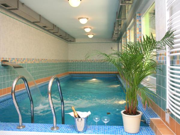 Spa Hotel Schlosspark : photo 2 de la chambre chambre double ou lits jumeaux confort avec accès piscine et centre de bien-Être