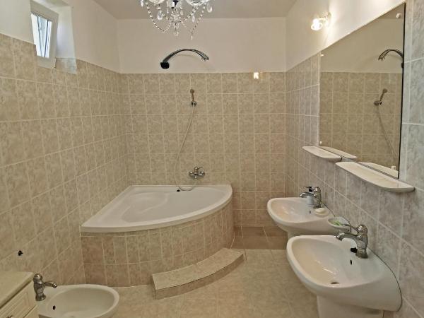 Magic Holiday Vendégház : photo 7 de la chambre chambre double avec salle de bains commune