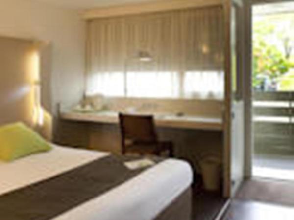 Campanile Biarritz : photo 2 de la chambre hébergement 1 lit double et 1 lit junior (jusqu'à 1 an) - nouvelle génération