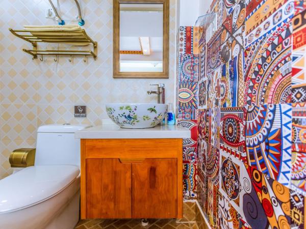 Hangzhou Citynest Music B&B 杭州栖息地音乐桌游民宿 : photo 7 de la chambre chambre double deluxe avec balcon