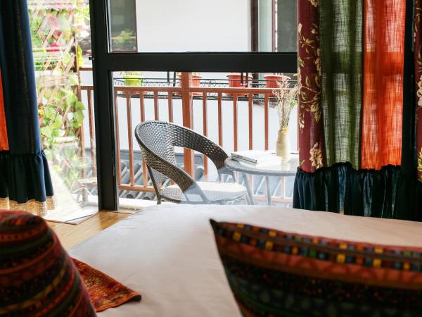 Hangzhou Citynest Music B&B 杭州栖息地音乐桌游民宿 : photo 6 de la chambre chambre lit king-size avec balcon