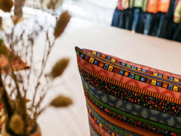 Hangzhou Citynest Music B&B 杭州栖息地音乐桌游民宿 : photo 5 de la chambre chambre lit king-size avec balcon