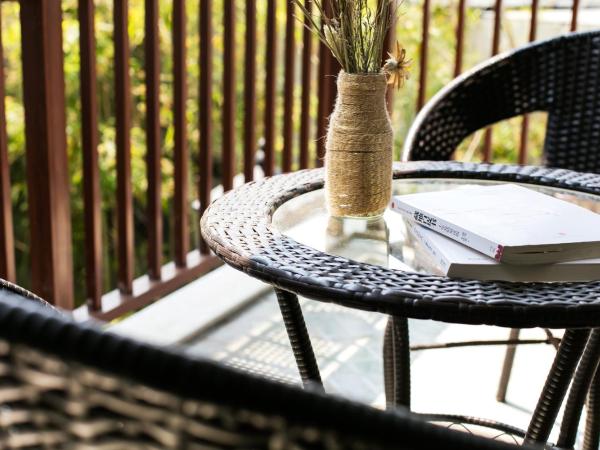 Hangzhou Citynest Music B&B 杭州栖息地音乐桌游民宿 : photo 7 de la chambre chambre lit king-size avec balcon