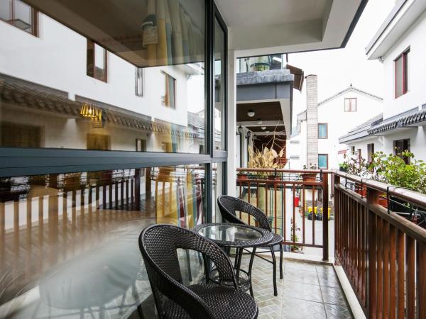 Hangzhou Citynest Music B&B 杭州栖息地音乐桌游民宿 : photo 8 de la chambre chambre lits jumeaux avec balcon