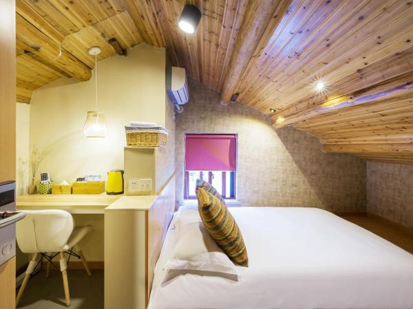 Hangzhou Citynest Music B&B 杭州栖息地音乐桌游民宿 : photo 2 de la chambre chambre double avec lit d'appoint