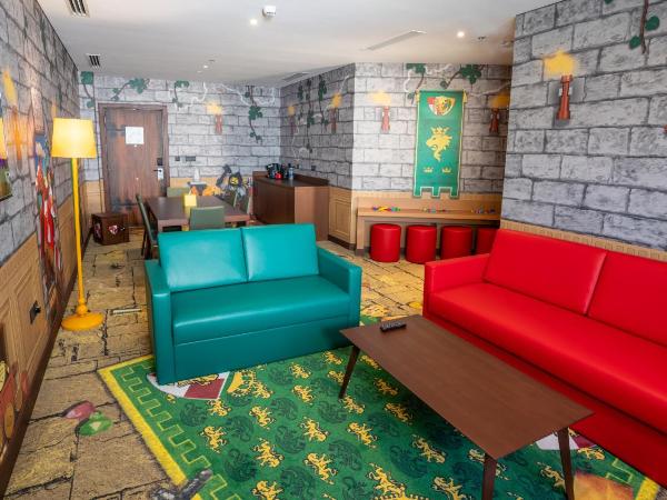 LEGOLAND Hotel Dubai : photo 2 de la chambre suite familiale entièrement axée sur le thème du royaume avec accès gratuit au parc, petit-déjeuner, ateliers créatifs, chasse au trésor en chambre et activités pour enfants.