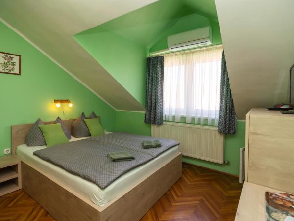 Cecey Vendégház : photo 7 de la chambre chambre double