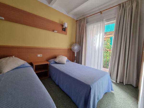 Pension El Ciervo : photo 1 de la chambre chambre lits jumeaux avec balcon et salle de bains privative