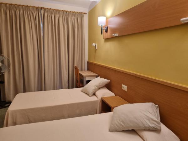 Pension El Ciervo : photo 2 de la chambre chambre lits jumeaux avec balcon et salle de bains privative