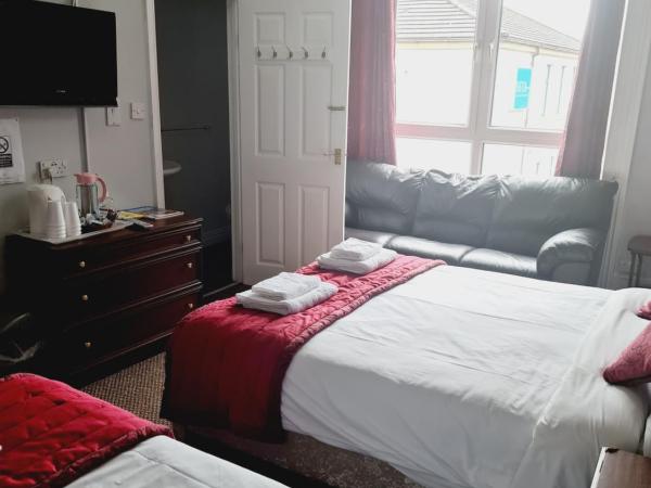 Dalry Guesthouse : photo 1 de la chambre chambre familiale avec salle de bains privative