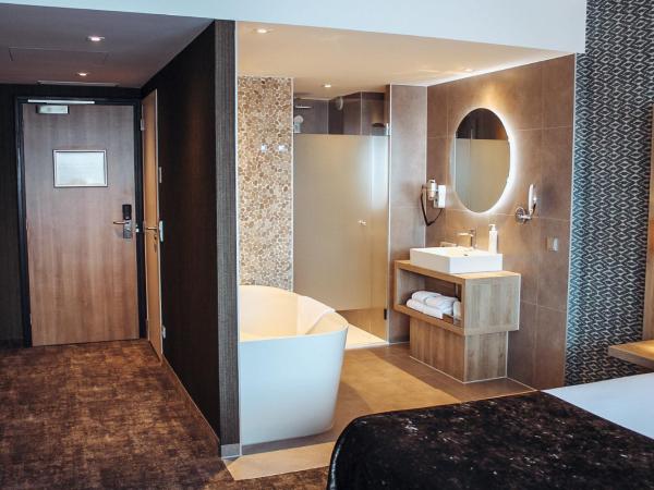 Van der Valk Hotel Breda : photo 2 de la chambre chambre double confort avec salle de bains ouverte