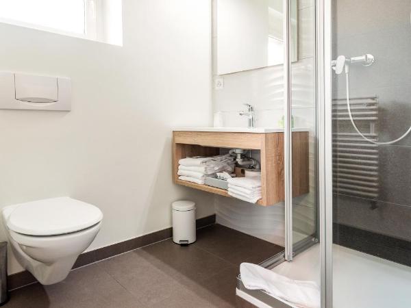 Campanile Martigny : photo 5 de la chambre chambre standard 1 lit double et 2 lits simples