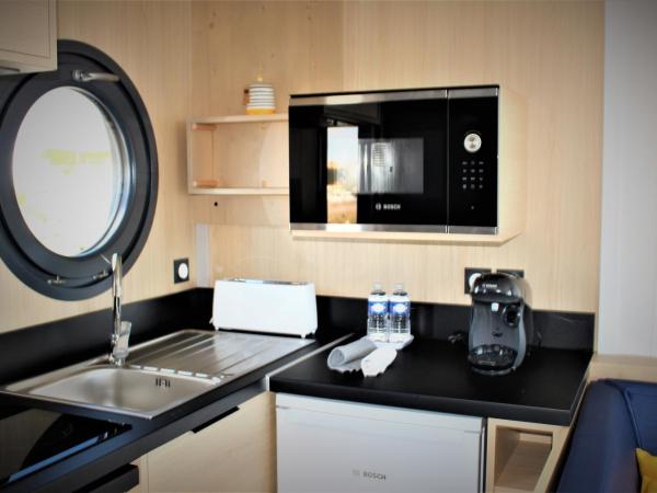 Les Ilots de Gruissan : photo 3 de la chambre hbergement bateau lodge 2chambres pour 4personnes-ct yacht club