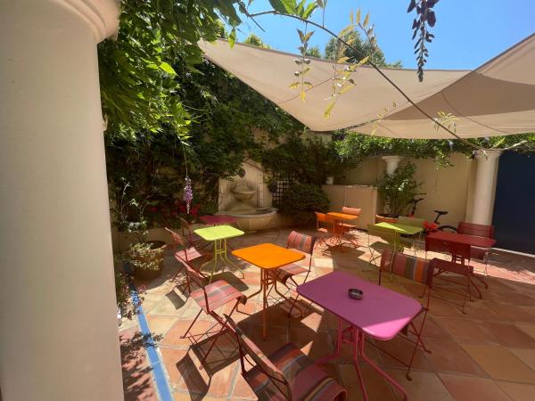 Hôtel de la Fontaine : photo 8 de la chambre chambre double - vue sur terrasse - rez-de-chaussée